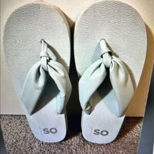 Kohls SO brand women’s size 7 pale blue flip flops